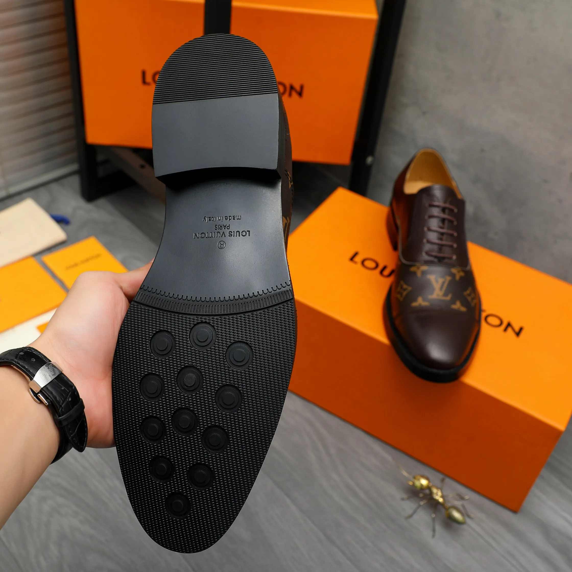 Men's shoes 💰500 Product trademark: LV "Louis Vuitton" business formal leather shoes Regular size: 39-45 (.45 customization is non-refundable) Product material: Selected pebbled cowhide stitching printed upper, cowhide lining, original rubber outsole